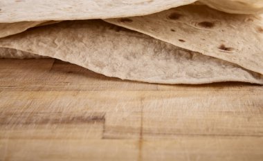 Shawarma ahşap kesme tahtası arka plan üzerinde.