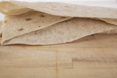 Shawarma ahşap kesme tahtası arka plan üzerinde.