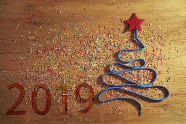 Bir çok renkli konfeti ve dantel vintage tarzı ahşap doku Noel ağacı. mutlu yeni yıl kartı