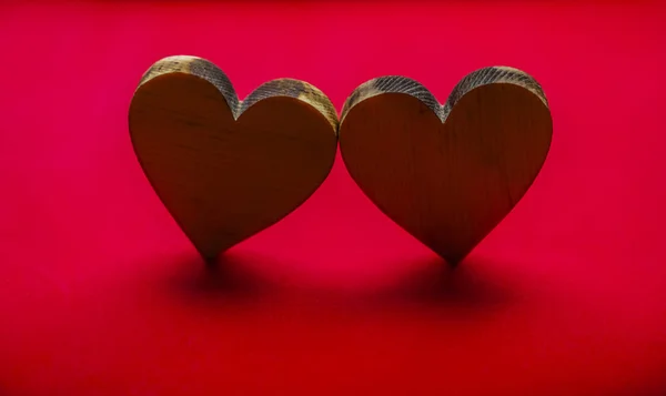 Δύο Ξύλινες Καρδιές Κόκκινο Φόντο — Φωτογραφία Αρχείου
