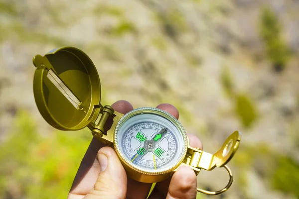 Hombre Explorador Buscando Dirección Con Brújula Las Montañas Verano Punto — Foto de Stock