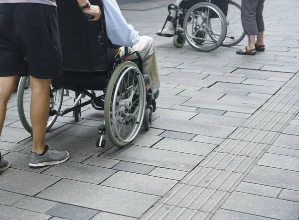 Personnes Handicapées Fauteuil Roulant Dans Rue Pas Visages Homme Aidant — Photo