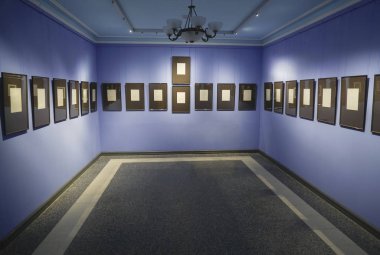 Fotoğraf boş. Galeri oda iç duvarlarda boş çarşafları. resim galerisi arka plan.