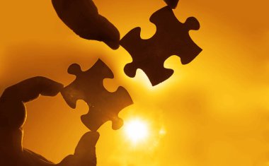 el ile gökyüzü arka plan ile adet bulmaca. 