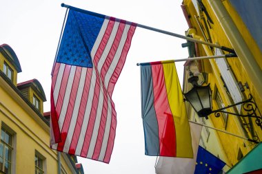 ABD Amerikan, Euro Birliği ve Alman bayrakları bina duvara asılı