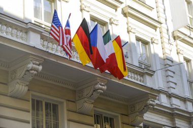 Avrupa ve Kuzey Amerika ülkeleri balkondan aşağı asılı bayrakları. Prague, Çek Cumhuriyeti