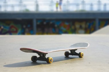 Skate park arka plan karşı ahşap zemin üzerinde kaykay. 