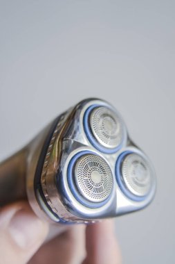 Erkek el tutarak izole bir elektrikli tıraş makinesi 