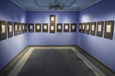 Fotoğraf boş. Galeri oda iç duvarlarda boş çarşafları. resim galerisi arka plan.