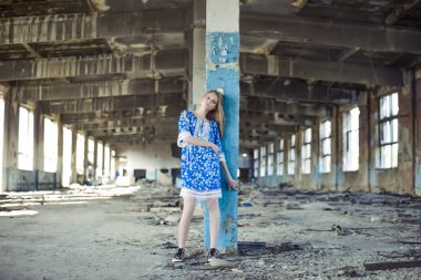 terk edilmiş iç içeride sefil bir kız portresi.