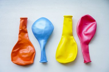 Beyaz arka plan üzerinde izole unblown şekilli balonlar