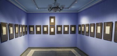 Fotoğraf boş. Galeri oda iç duvarlarda boş çarşafları. resim galerisi arka plan.