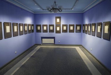 Fotoğraf boş. Galeri oda iç duvarlarda boş çarşafları. resim galerisi arka plan.