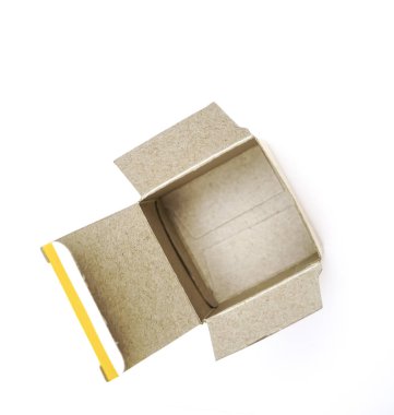 açılan kutu boş kutu beyaz arka plan üzerinde izole. Üstten görünüm.