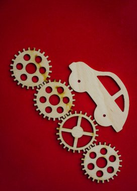 dört ahşap vites ve kırmızı bir arka plan üzerinde oyuncak araba