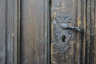 tarihsel tanıtıcısı kapa. Metal kolu, anahtar deliği ve kapı bir eski kahverengi ahşap kapı kilidi.