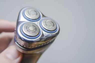 Erkek el tutarak izole bir elektrikli tıraş makinesi 