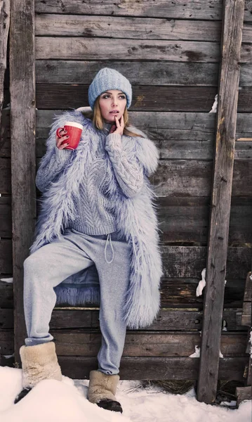 Invierno Retrato Longitud Completa Mujer Ropa Punto Caliente Con Taza — Foto de Stock