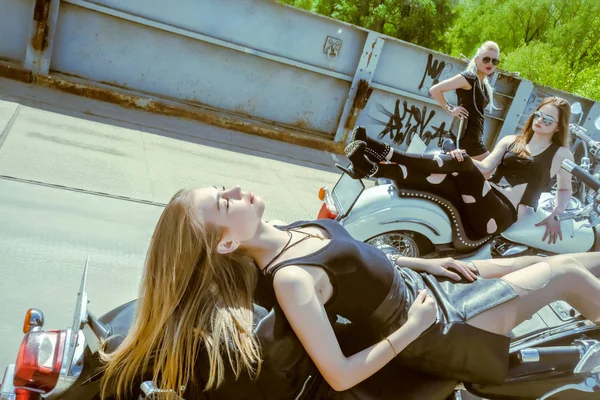 Tres Chicas Jóvenes Helicópteros Contra Fondo Del Puente Metal Rubia — Foto de Stock