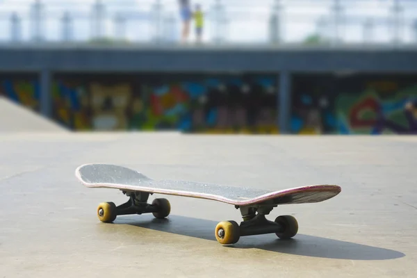 Skate Park Arka Plan Karşı Ahşap Zemin Üzerinde Kaykay — Stok fotoğraf