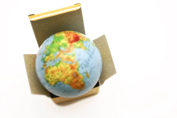 Koncepcja Globalnego Biznesu Otwarte Pudełko Tekturowe Globe — Zdjęcie stockowe