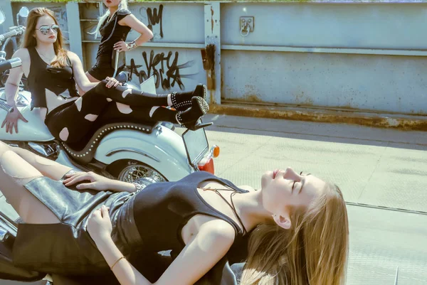 Drei Junge Mädchen Auf Choppern Vor Metallbrücke Hintergrund Blonde Frau — Stockfoto