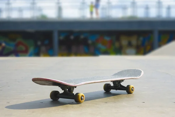 Skateboard Sobre Suelo Madera Contra Fondo Del Parque Skate —  Fotos de Stock