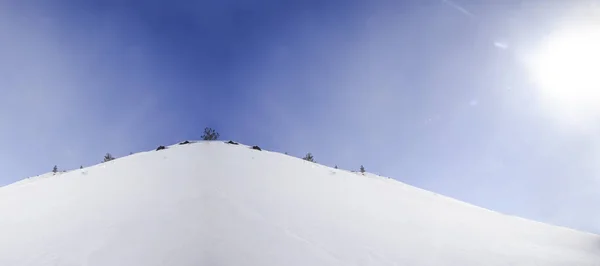 Белая Зимняя Гора Снегом Ярким Ярким Солнцем — стоковое фото