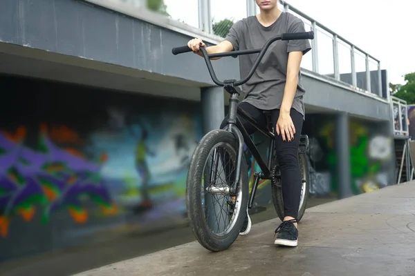 Bmx Park Arka Planda Bacaklar Bmx Bisiklet — Stok fotoğraf