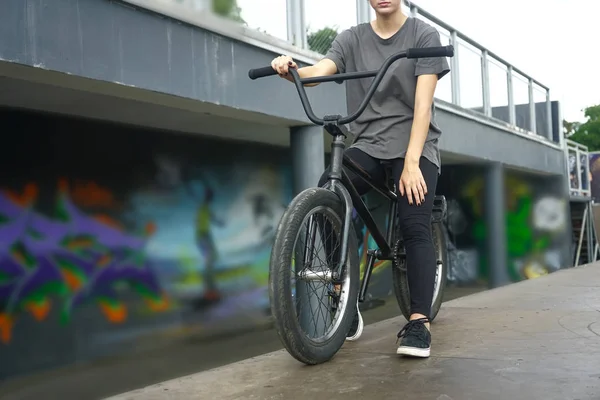 Piernas Bicicleta Bmx Sobre Fondo Del Parque Bmx —  Fotos de Stock