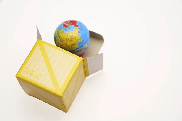 Παγκόσμια Επιχειρηματική Ιδέα Ανοικτό Κουτί Από Χαρτόνι Σφαίρα — Φωτογραφία Αρχείου