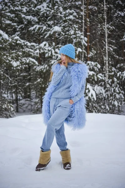 Retrato Invierno Una Hermosa Chica Bosque Nevado Mujer Rubia Caminando — Foto de Stock