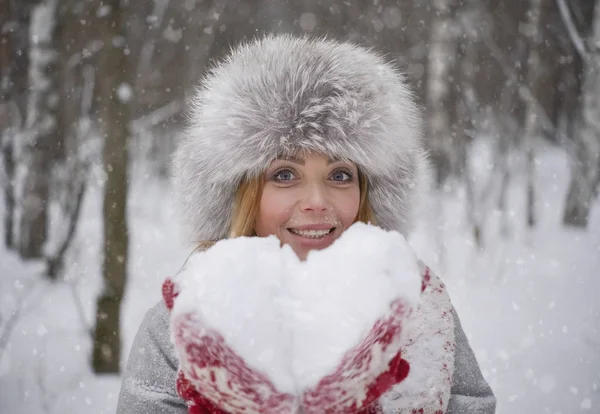 Mujer Soplando Copos Nieve Bosque Nevado Invierno Feliz Día San — Foto de Stock