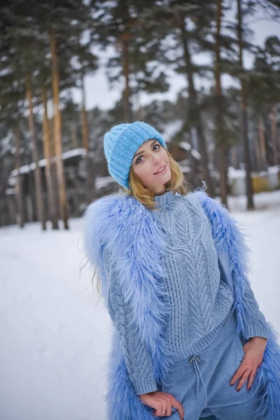 Retrato Invierno Una Hermosa Chica Bosque Nevado Mujer Rubia Caminando — Foto de Stock