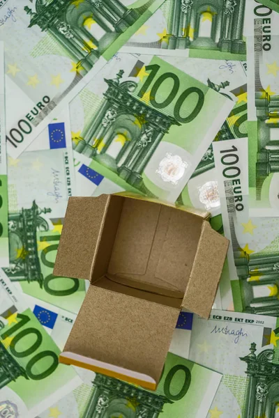 打开纸箱架上欧元钞票 钞票背景 顶部视图 空纸盒 — 图库照片