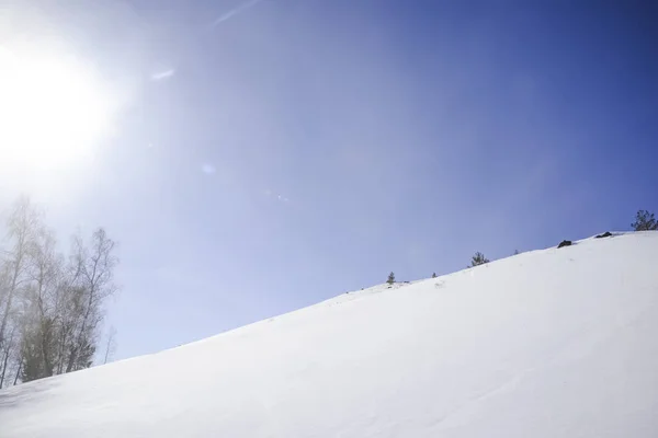 Montagna Bianca Invernale Con Neve Sole Splendente — Foto Stock