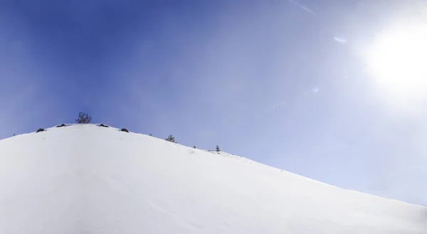 雪と明るく輝く太陽と白い冬山 — ストック写真