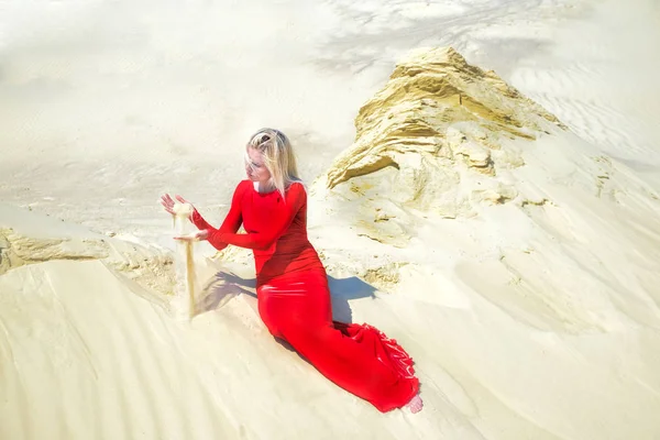 Femme Blonde Posant Robe Rouge Dans Désert — Photo