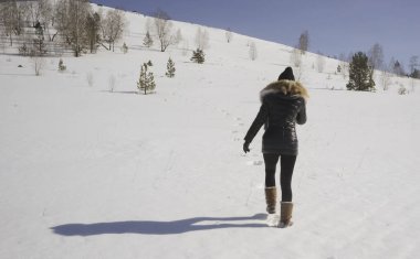 siyah bir kadın ceket Tırmanma dağ, Ural Dağları, Rusya. Yalnız kız görünümünü geri. 