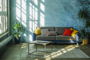 sıcak, modern oturma odasında erken akşam. iç arka plan. kanepe yastıkları ile