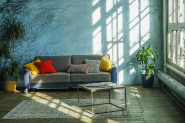 sıcak, modern oturma odasında erken akşam. iç arka plan. kanepe yastıkları ile