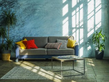 sıcak, modern oturma odasında erken akşam. iç arka plan. kanepe yastıkları ile