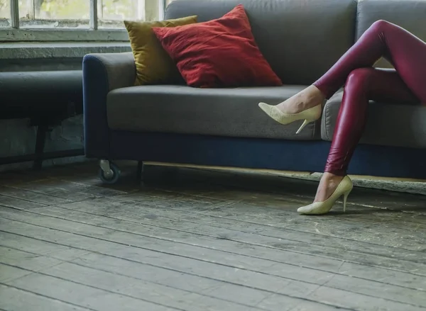 Dettaglio Della Donna Che Indossa Pantaloni Pelle Rossa Seduta Sul — Foto Stock