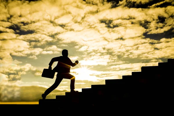 Silueta Empresario Con Estuche Corriendo Escaleras Arriba Fondo Del Cielo — Foto de Stock