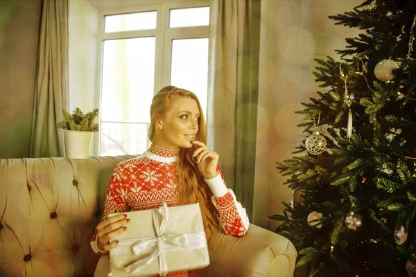 Junge Schöne Frau Mit Weihnachtsgeschenkschachtel Dekorierten Wohnzimmer — Stockfoto