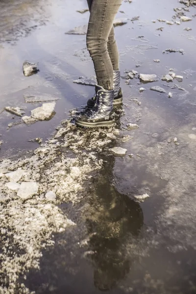 Temporada Invierno Una Mujer Caminando Través Charcos Barro Nieve Acera — Foto de Stock