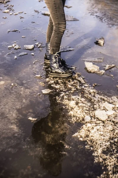 Winterzeit Eine Frau Geht Durch Pfützen Matsch Und Schnee Auf — Stockfoto