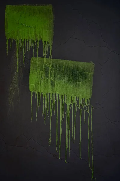 抽象丙烯酸画绿色框架在粗糙的灰色墙壁上有裂缝 格格背景 — 图库照片