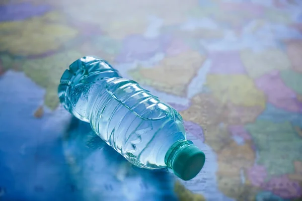 Полная Пластиковая Бутылка Чистой Питьевой Водой Карте Мира — стоковое фото