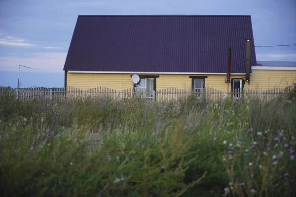 Aldeia Russa Sozinho Casa Céu Nublado Azul Sombrio — Fotografia de Stock